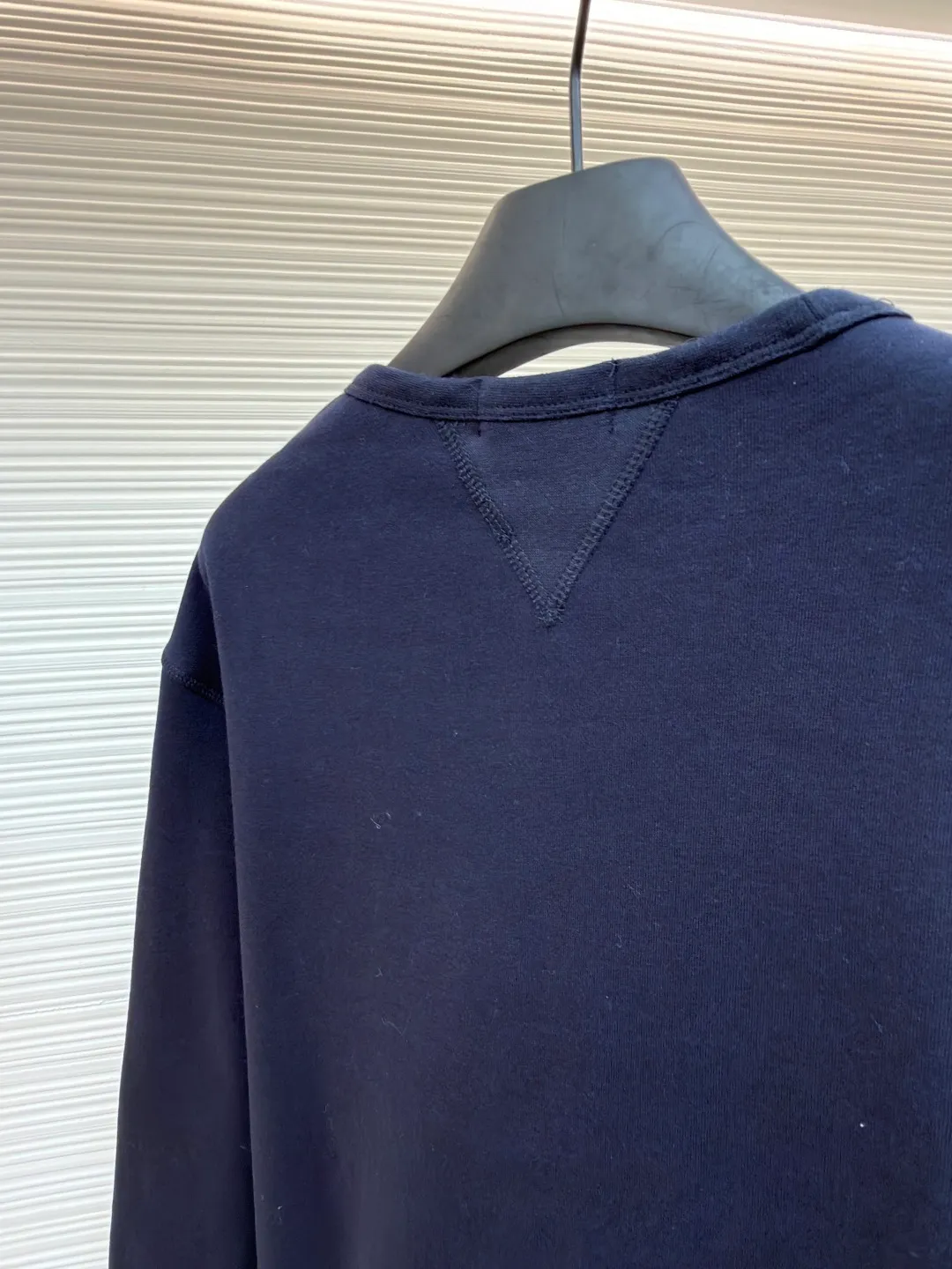 P290 Ralph Lauren logo embroidered sweatshirt ●Original version: Purchased and developed at 1690 ●Item number: 1681542-A15 ●Fabric: Cloud-like honey cotton fleece sweatshirt fabric ●Technology: Made by Hasuo ●Color: Navy blue ●Version: Fitted version ●Weight: about 430 grams ●Size: S-M-L-XL ●Description: Customized cloud-like honey cotton fleece sweatshirt material with delicate feel and comfortable skin fit It is based on fog gray and comes with a layer of soft light filter. It is embellished with exquisite indigo pony logo. It is highly recognizable. It has a breath of freedom and vitality. A symphony of pure and smart colors. It outlines a high-end outline with extreme simplicity and becomes the smart focus of vision. It shows taste in silence and adopts imported machine embroidery technology. It uses advanced computer control system and precise mechanical components to realize the iconic pony embroidery operation. High precision. The lines are smooth and delicate, using Hasuo technology. It is sewn using a specific machine. The fastness of the Haha thread is high. It adds visual effects. It is time-consuming and labor-intensive. The fabrics have been washed. It has a better hand feel and texture. It is not easy to deform, shrink or fade. It maintains long-term beauty. The overall wiring is straight and delicate, the fabric is comfortable and soft, and the color is consistent without color difference. It can be matched with the same style to create a fashionable look and control various occasions. Customized accessories, complete with three standards, same style for men and women!